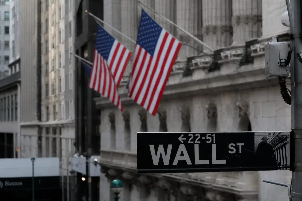 Dow climbs as top AI stocks pause