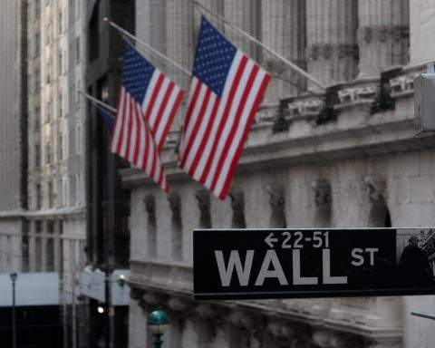 Dow climbs as top AI stocks pause