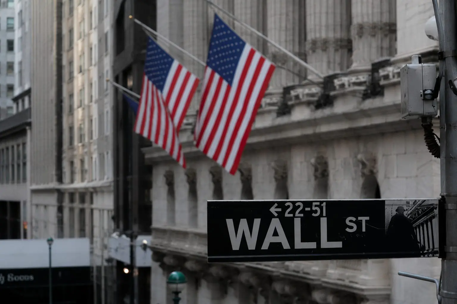 Dow climbs as top AI stocks pause