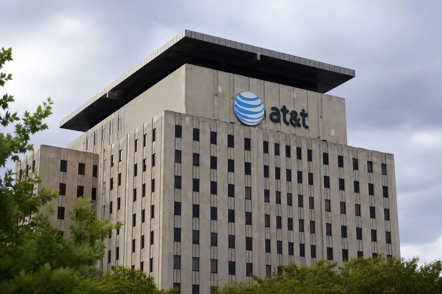 AT&T shares slide again as Starlink draws Wall Street attention