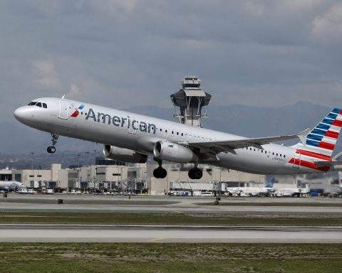 American Airlines Shares Slip After Carrier Cuts Routes on Fuel Hit