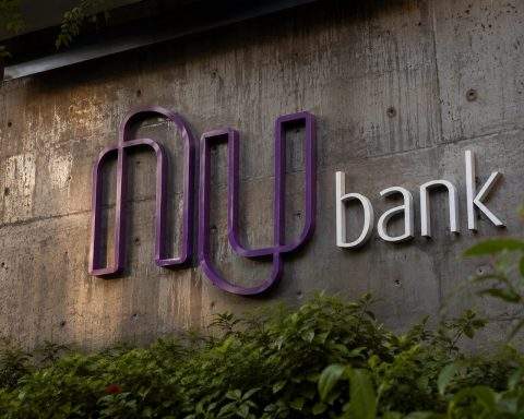 Nu Holdings Unveils $1 Billion Buyback; Investors Cautious