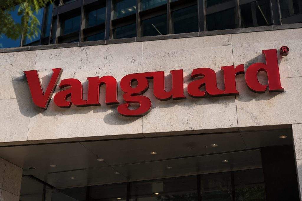 Vanguard Growth ETF’s Low Fees Draw Focus as AI Surge Faces Scrutiny