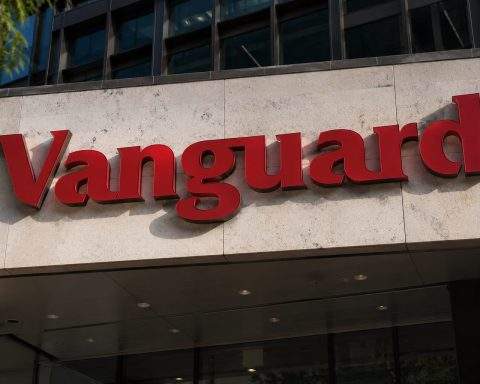 Vanguard Growth ETF’s Low Fees Draw Focus as AI Surge Faces Scrutiny