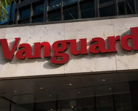Vanguard Growth ETF’s Low Fees Draw Focus as AI Surge Faces Scrutiny