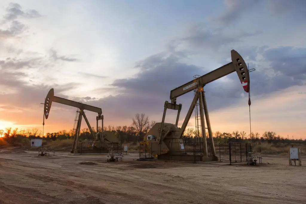 Oil Falls as Peace Talks Raise Hopes, Traders Brace for What’s Next