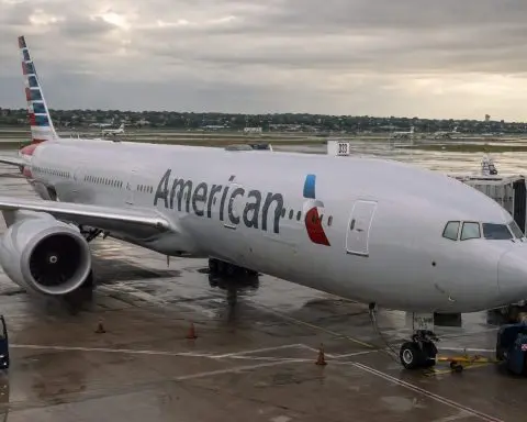 American Airlines Faces Monday Moves on Fuel and Dow Exit