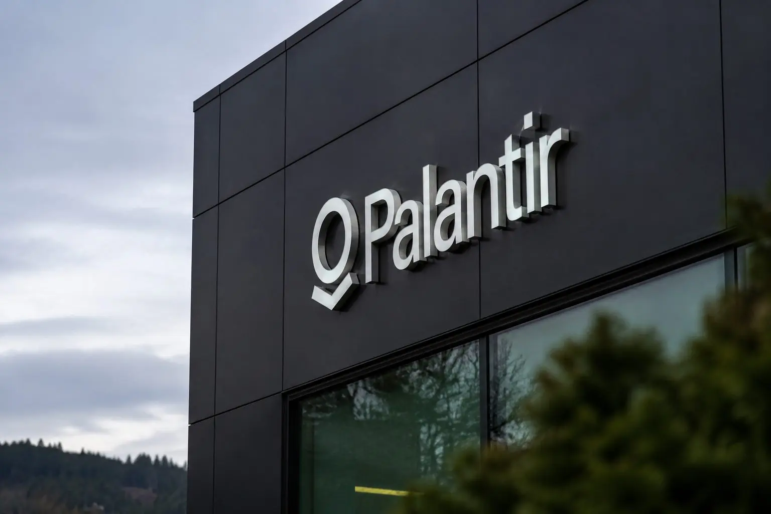 Palantir Falls Even With AI Contracts, Bulls Eyeing Upcoming Week