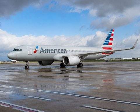 American Airlines Stock Hit by Fuel Costs, United Deal Out of Reach