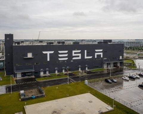 Tesla’s China Deal Buys Time. Robotaxi Bets Still in Focus