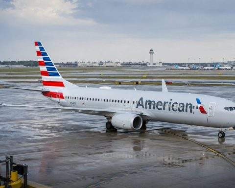 American Airlines Stock Rises on Google Fuel Deal, Market Watches for Fuel Shock