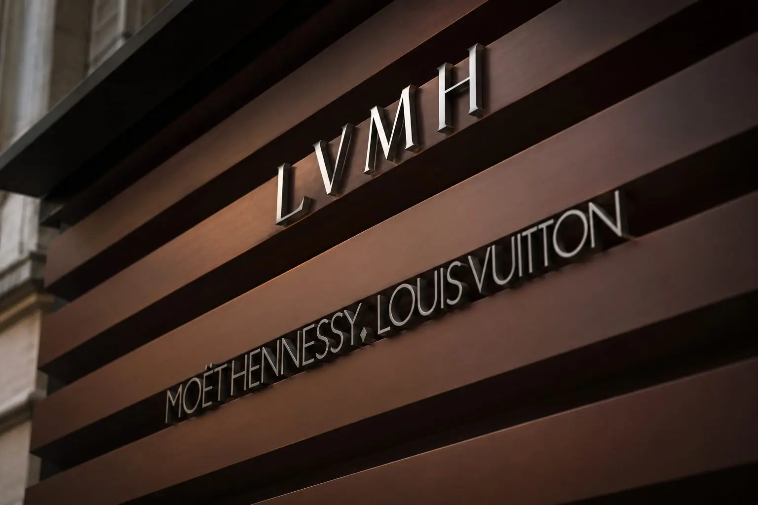 LVMH Drops Following Quick Rally, RBC Still Sees Recovery for Luxury