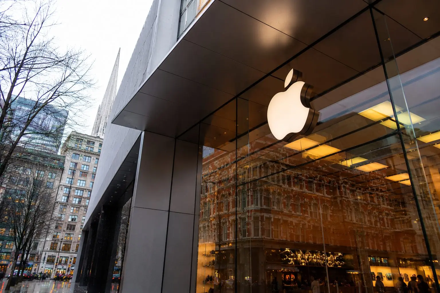 Apple Shares Slip After WWDC, Siri AI Plans Leave Upgrade Path Unclear