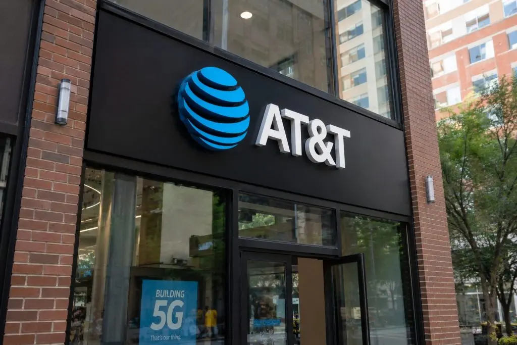 AT&T trades near $22.71 while CFO pushes back on SpaceX challenge to fiber
