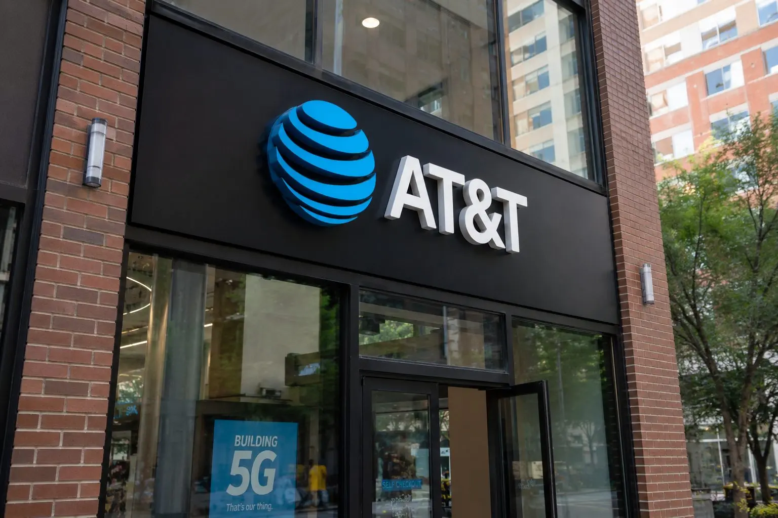 AT&T trades near $22.71 while CFO pushes back on SpaceX challenge to fiber