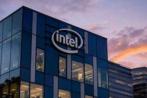 Intel Drops as Chip Selloff Hits Shares Despite Google AI Bid Hopes