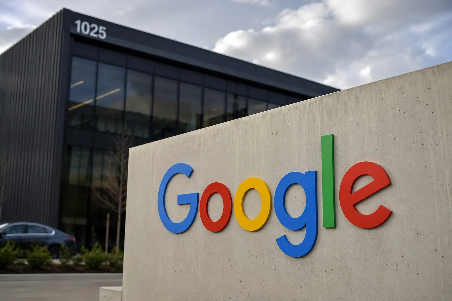 Alphabet Shares Dip as Google Stock Faces Another AI Hurdle