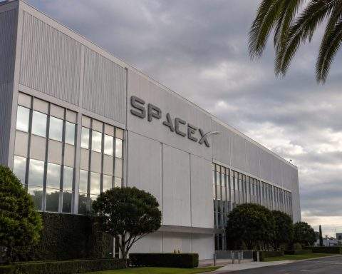 SpaceX lands $75 billion IPO at $135 a share