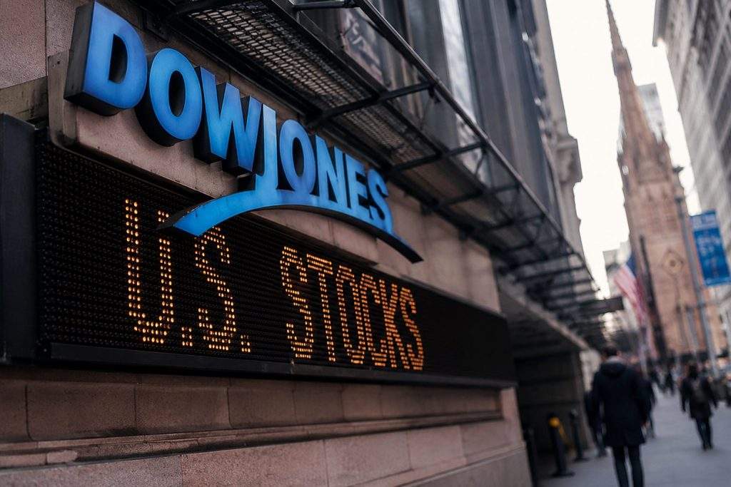 Dow closes up as Iran deal hopes and lower oil prices draw focus