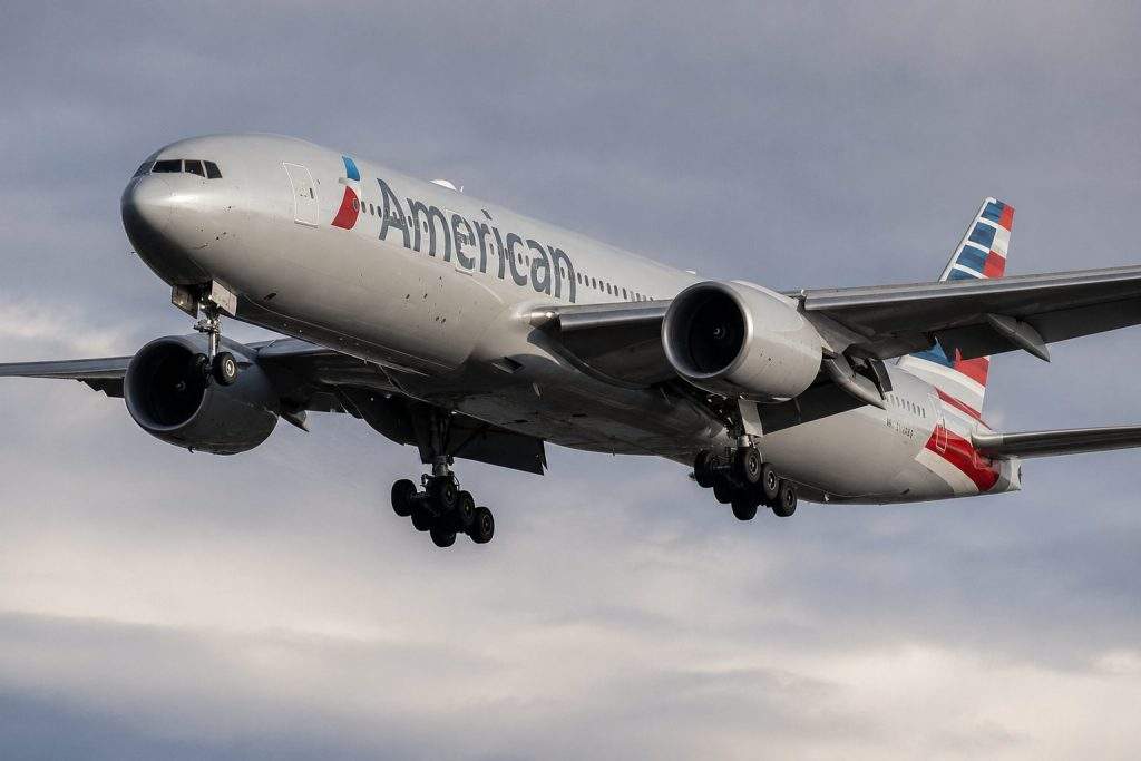 American Airlines extends run as oil slips, routes expand