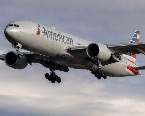 American Airlines extends run as oil slips, routes expand