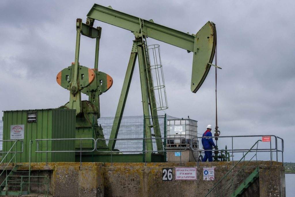 Oil Lower as US-Iran Negotiations Weigh, Reserve Warnings Linger