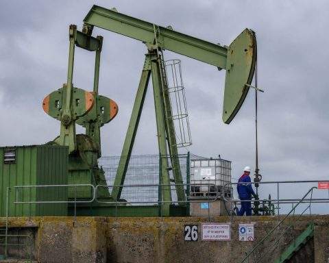 Oil Lower as US-Iran Negotiations Weigh, Reserve Warnings Linger