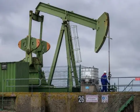 Oil Lower as US-Iran Negotiations Weigh, Reserve Warnings Linger