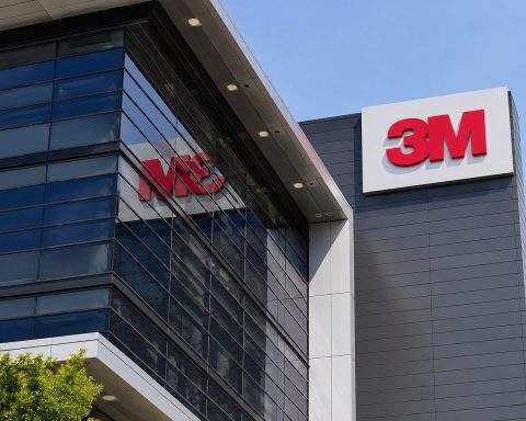 3M trades around $158 with dividend out, analysts split on call