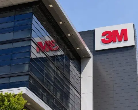 3M trades around $158 with dividend out, analysts split on call