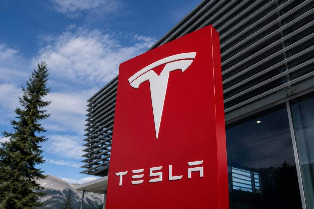 Tesla Holds Above $400 as SpaceX Rally Fades and Robotaxi Bets Grow