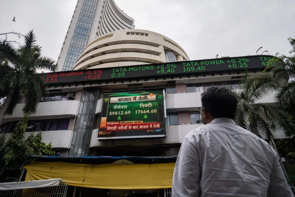 India Shares Rise as IT Gains Offset Oil Surge, Foreign Outflows