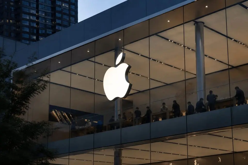 Apple Shares Slip as Investors Weigh Siri AI Questions, India Concerns at $4.3 Trillion Valuation
