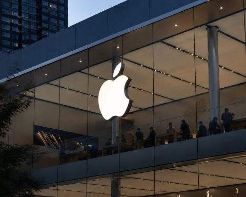 Apple Shares Slip as Investors Weigh Siri AI Questions, India Concerns at $4.3 Trillion Valuation