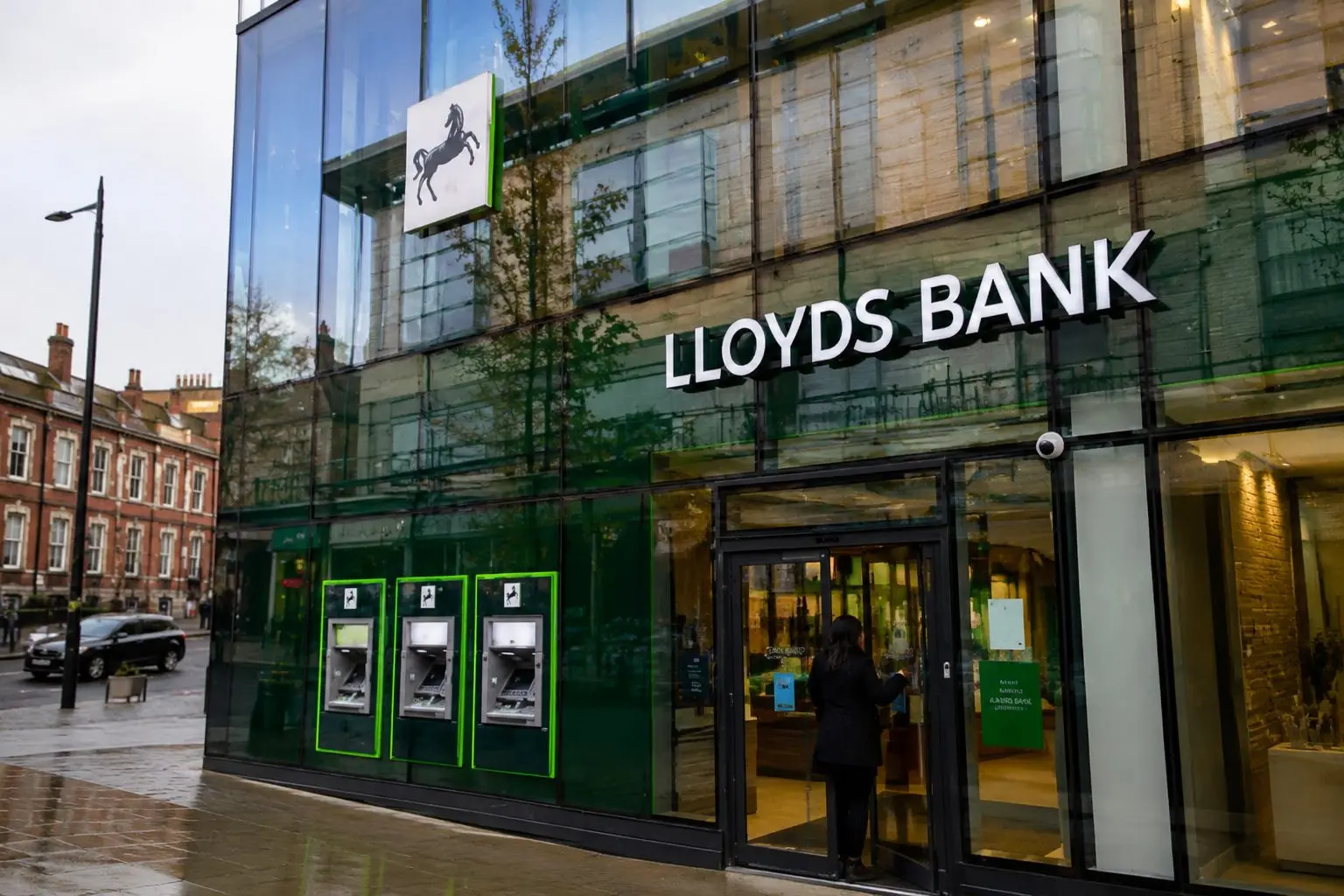 Lloyds shares climb 4% with Bank of England decision and July strategy update on investors’ radar