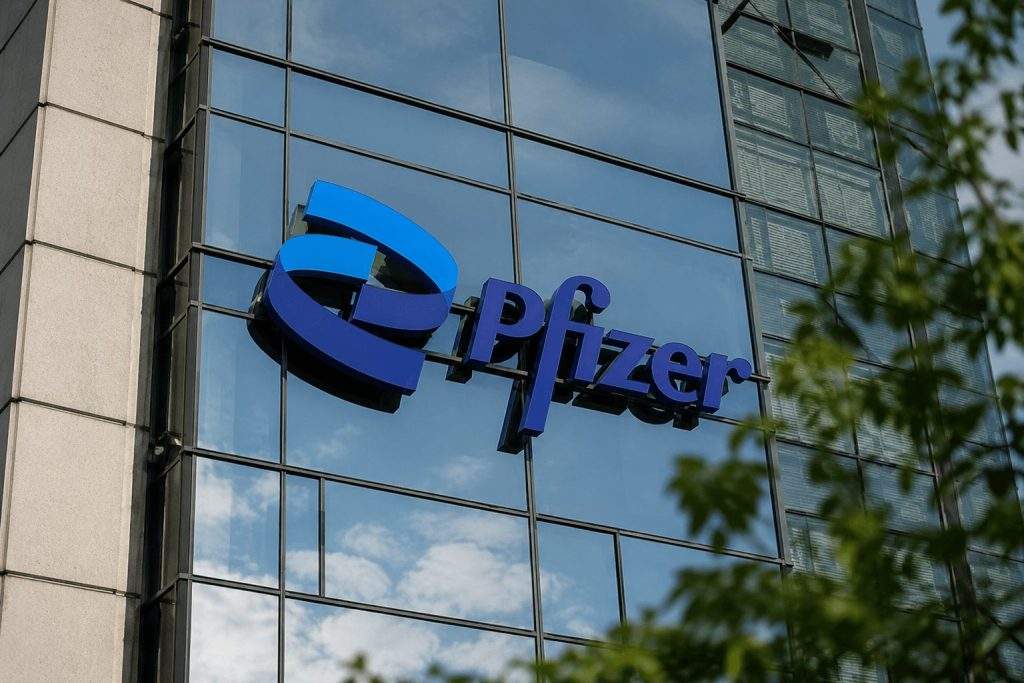 Pfizer Holds Near $26, Dividend Draws Watch as Drug Prices Cloud Outlook