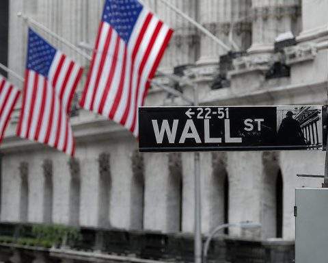 Dow Sets Record, S&P 500 and Nasdaq Climb After US-Iran Deal; Oil Drops