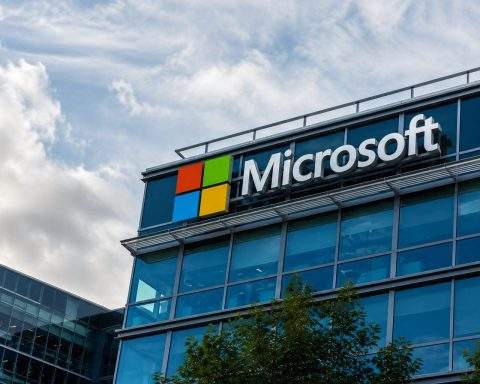 Microsoft Insiders Trim Stakes With Analysts Split on MSFT DCF Value