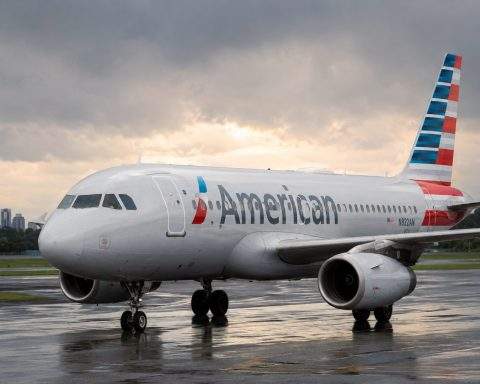 American Airlines Rises After Oil Prices Fall