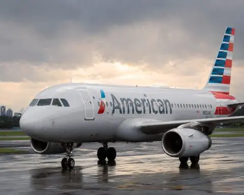 American Airlines Rises After Oil Prices Fall