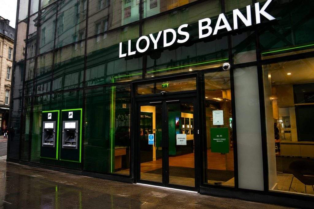 Lloyds Gains With FTSE 100 Bank Stocks, LLOY Up After 2026 Climb