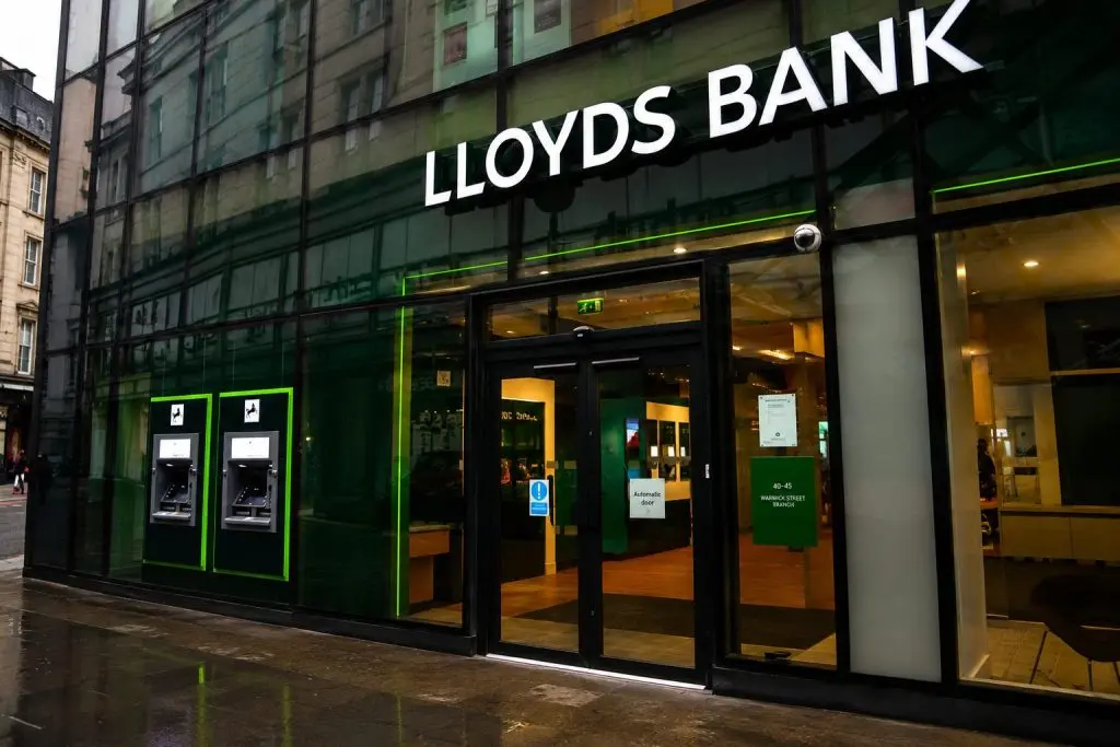 Lloyds Gains With FTSE 100 Bank Stocks, LLOY Up After 2026 Climb