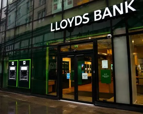Lloyds Gains With FTSE 100 Bank Stocks, LLOY Up After 2026 Climb