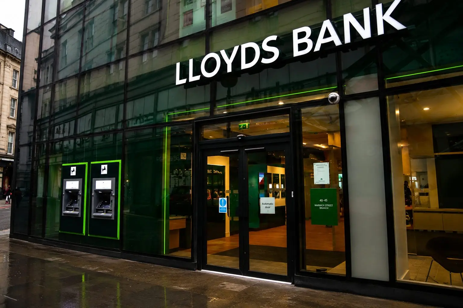 Lloyds Gains With FTSE 100 Bank Stocks, LLOY Up After 2026 Climb
