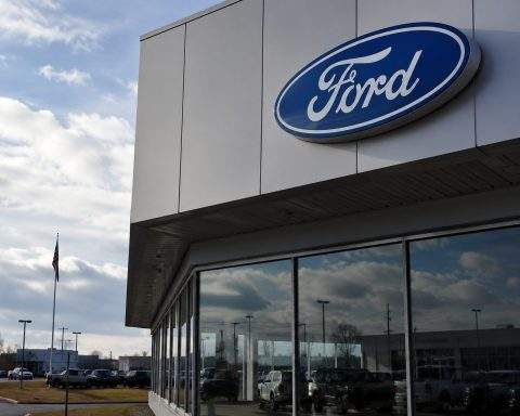 Ford Motor Company (NYSE:F) stock trails market as quality win meets recall drag