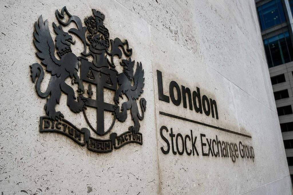 FTSE 100 Bounces with EasyJet Bid Pushing UK Stocks Into Spotlight