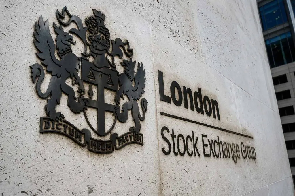 FTSE 100 Bounces with EasyJet Bid Pushing UK Stocks Into Spotlight