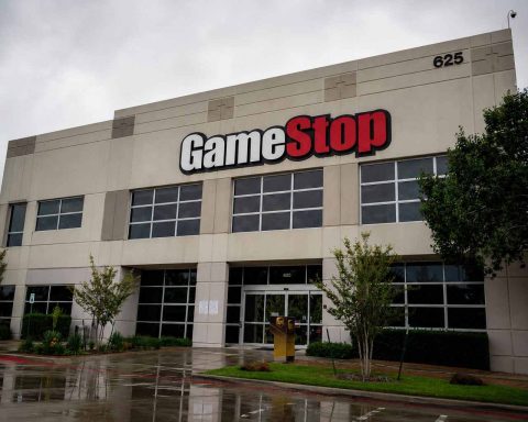 GameStop (NYSE:GME) holds close to cash levels after company guides for $600 million in EBITDA