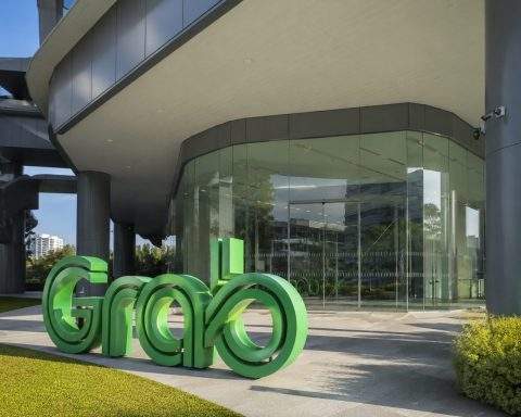 Grab inches up in early Singapore trade while Nasdaq moves lower; Form 144, Superbank steps ahead