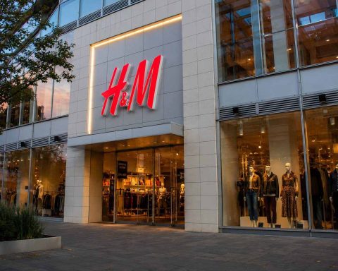 H&M (STO:HM-B) trims inventory, margins rise; Western Europe weighs on sales